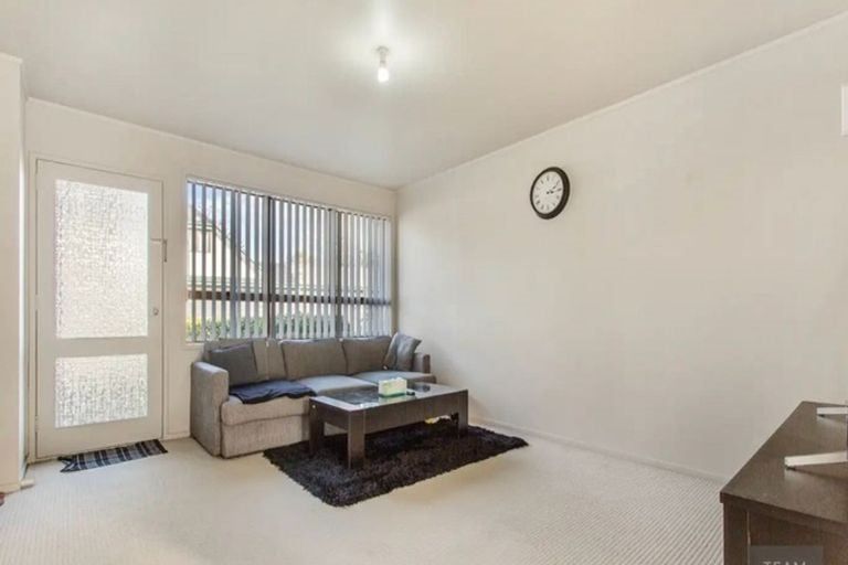 Photo of property in 2/41 Challen Close, Conifer Grove, Takanini, 2112