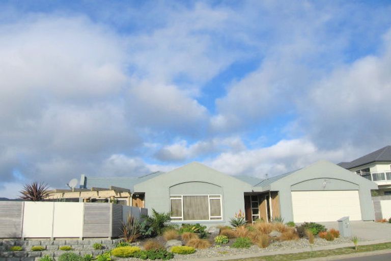 Photo of property in 43 Quadrant Heights, Paraparaumu, 5032