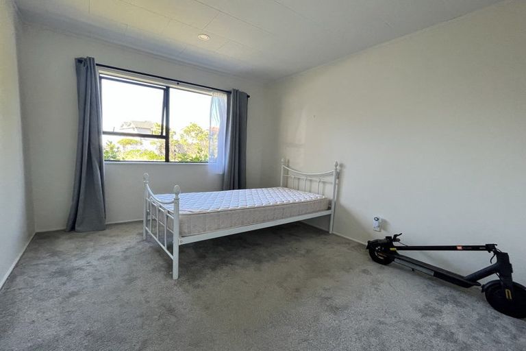 Photo of property in 31 Sunhaven Drive, Newlands, Wellington, 6037