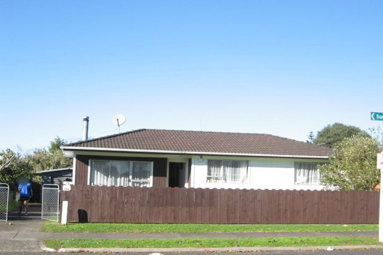 Photo of property in 23 Sunlands Drive, Manurewa, Auckland, 2102