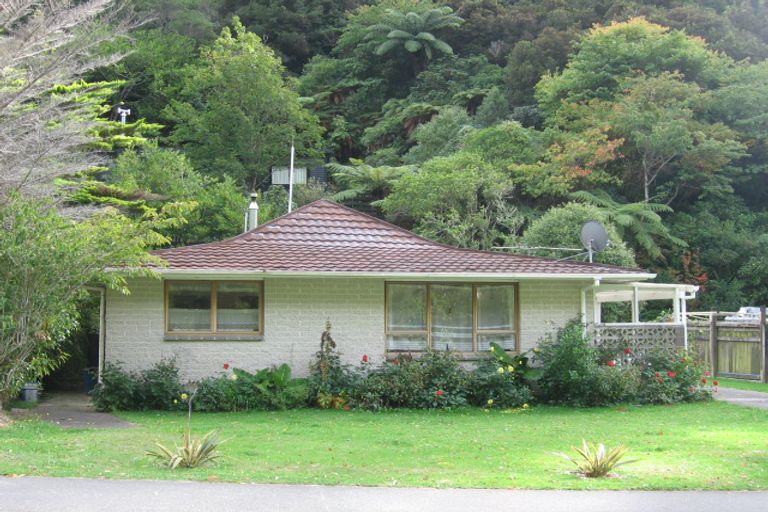 Photo of property in 2/110 Pinehaven Road, Pinehaven, Upper Hutt, 5019