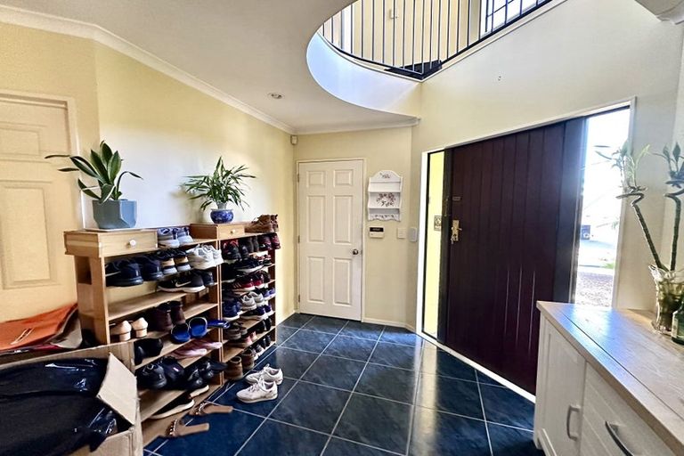 Photo of property in 8 Canonbie Place, East Tamaki Heights, Auckland, 2016