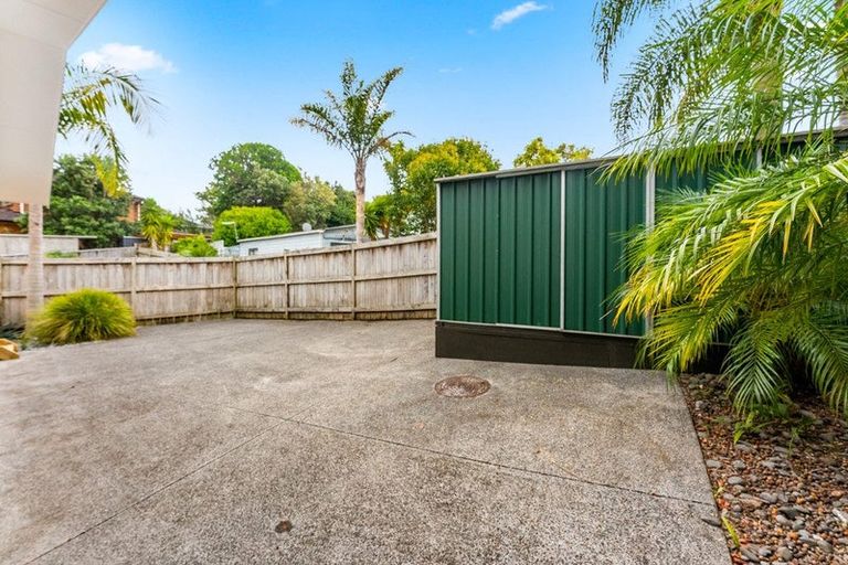 Photo of property in 21 Lantana Road, Green Bay, Auckland, 0604