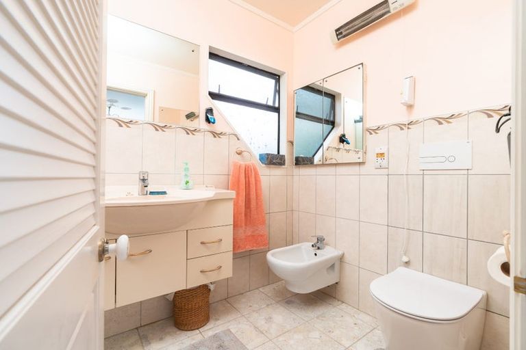 Photo of property in 2 Lavinia Grove, Waikanae Beach, Waikanae, 5036