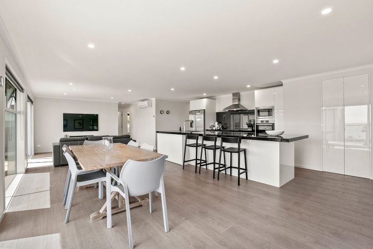 Photo of property in 11 Bayly Road, Moturoa, New Plymouth, 4310