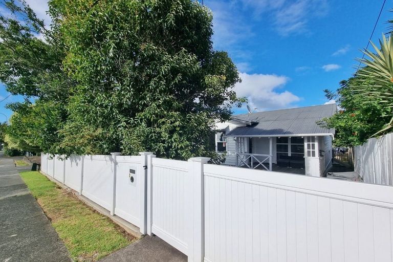 Photo of property in 1/2 East Coast Road, Milford, Auckland, 0620