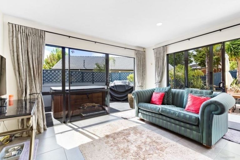 Photo of property in 23 Kerlin Crescent, West Harbour, Auckland, 0618