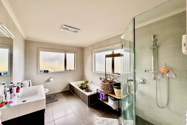 Photo of property in 12 Keating Rise, Northcross, Auckland, 0632