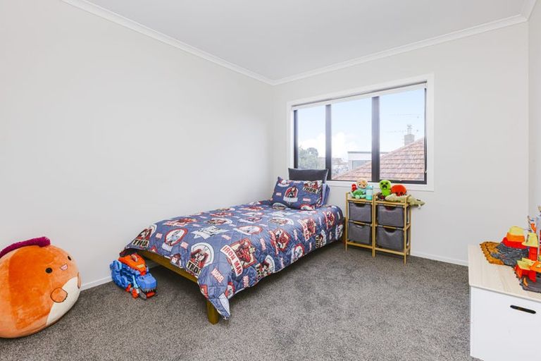 Photo of property in 2/81 Pilkington Road, Panmure, Auckland, 1072