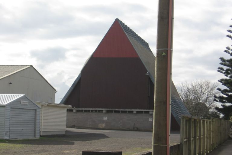 Photo of property in 25 Waione Avenue, Te Atatu Peninsula, Auckland, 0610