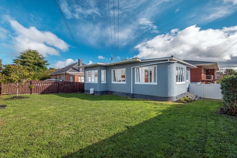 Photo of property in 1/72 Lynwood Road, New Lynn, Auckland, 0600