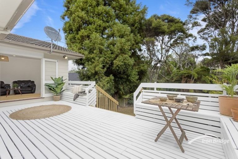 Photo of property in 61 Easton Park Parade, Glenfield, Auckland, 0629