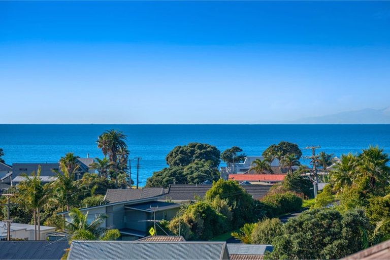 Photo of property in 24 Halldene Terrace, Red Beach, 0932