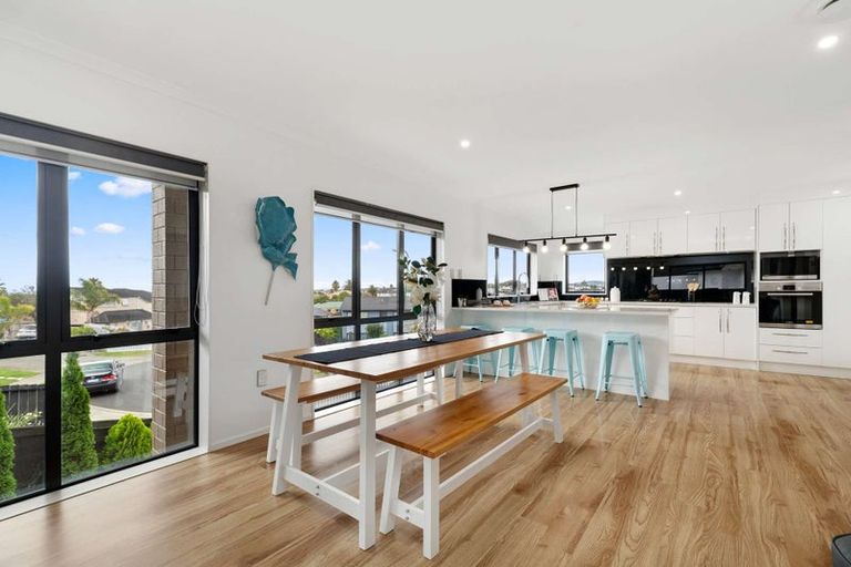 Photo of property in 12 San Casello Rise, Henderson, Auckland, 0612