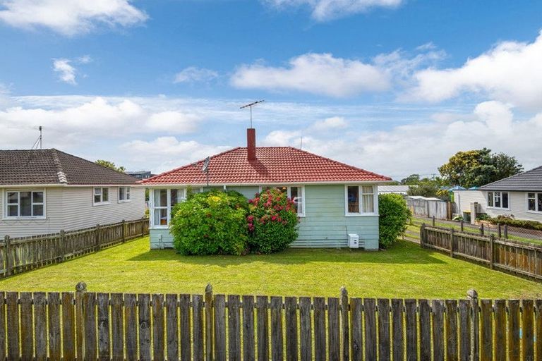 Photo of property in 73 Greenslade Crescent, Northcote, Auckland, 0627