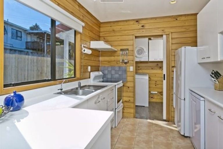 Photo of property in 12 Thalia Place, Totara Vale, Auckland, 0629