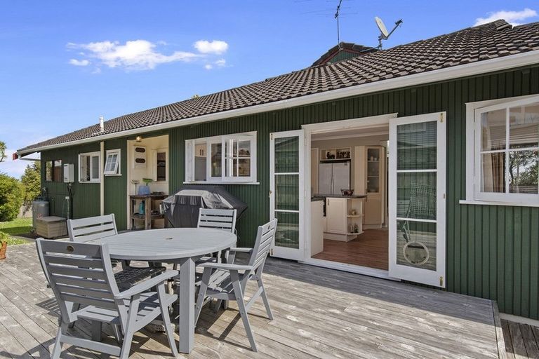 Photo of property in 13 Chatham Avenue, Paremoremo, Auckland, 0632