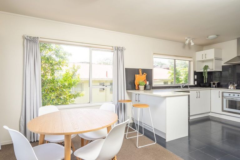 Photo of property in 2/218 East Coast Road, Forrest Hill, Auckland, 0620