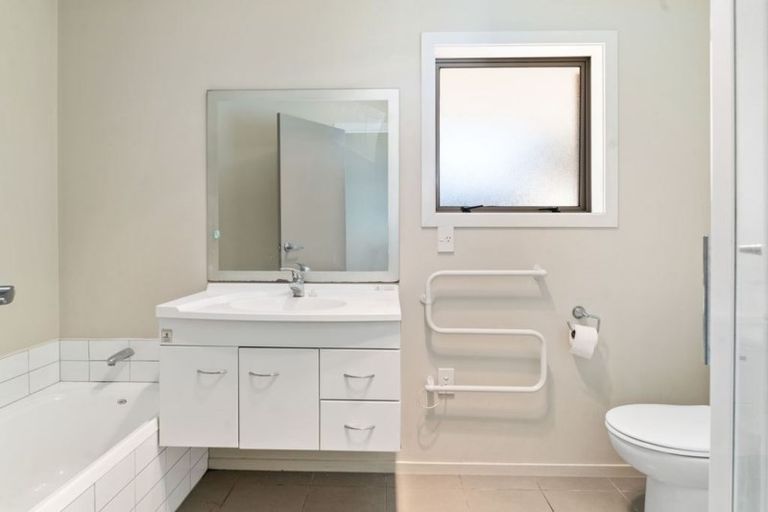 Photo of property in 29/64 Kawaha Point Road, Kawaha Point, Rotorua, 3010