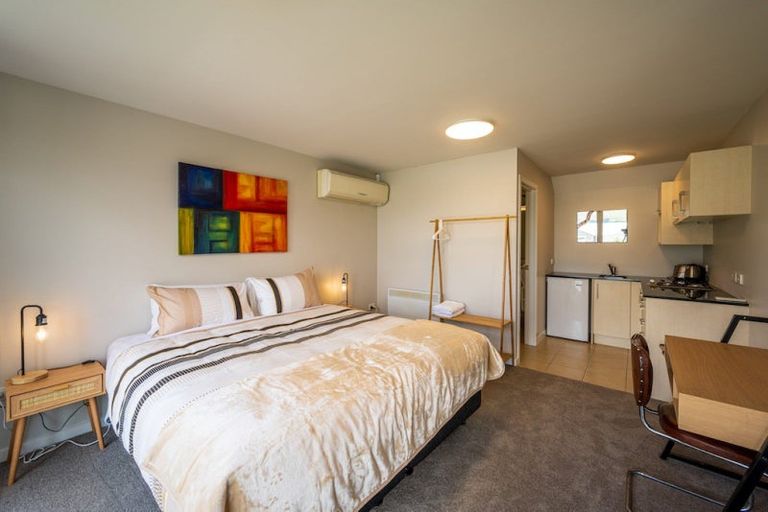 Photo of property in 72 Wynyard Crescent, Fernhill, Queenstown, 9300