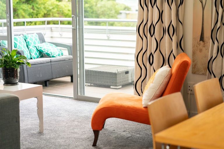 Photo of property in 20 Tiketike Way, Brooklyn, Wellington, 6021