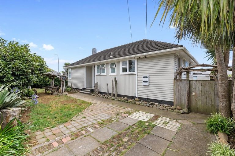Photo of property in 9 Karaka Street, Merrilands, New Plymouth, 4312