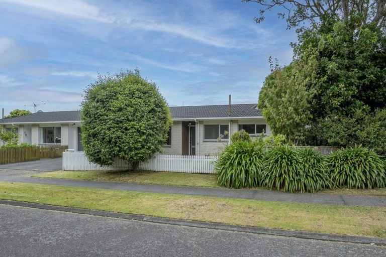 Photo of property in 22 Karu Crescent, Waikanae, 5036