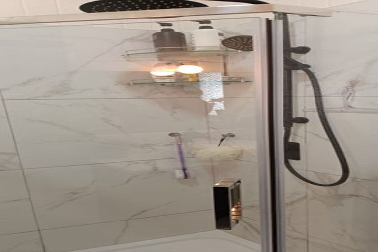 Photo of property in 105 Archibald Road, Kelston, Auckland, 0602