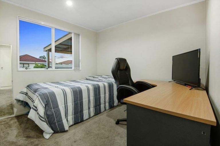 Photo of property in 2/17 Etherton Drive, Weymouth, Auckland, 2103