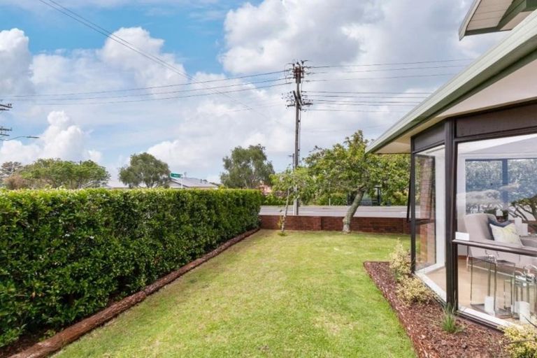 Photo of property in 2/20a Old Lake Road, Narrow Neck, Auckland, 0624