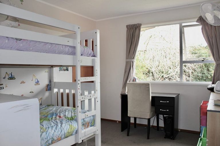 Photo of property in 58 Taipari Road, Te Atatu Peninsula, Auckland, 0610