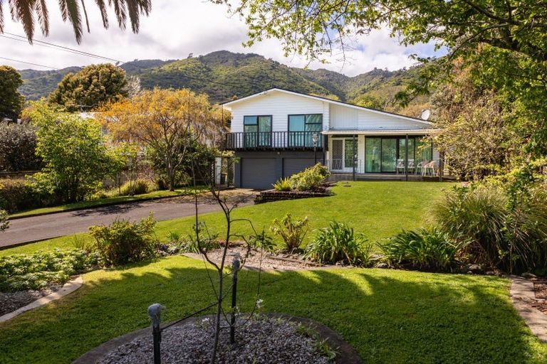Photo of property in 33 Seddon Street, Waikanae, 5036