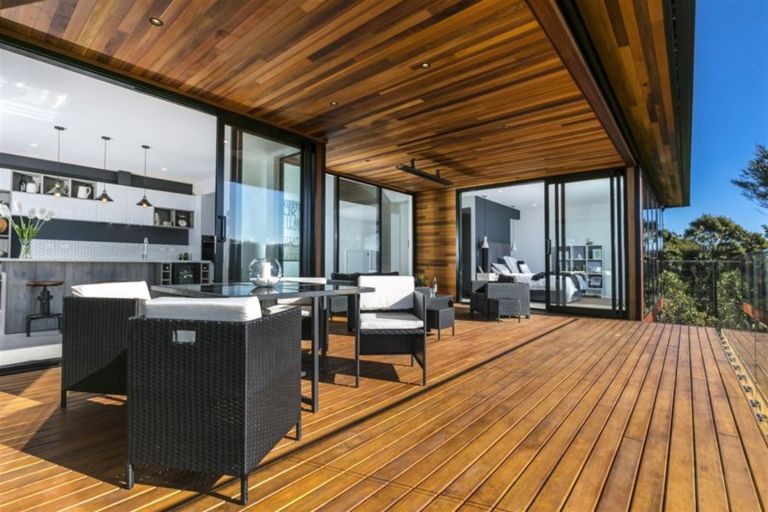 Photo of property in 182 Scenic Drive, Titirangi, Auckland, 0604