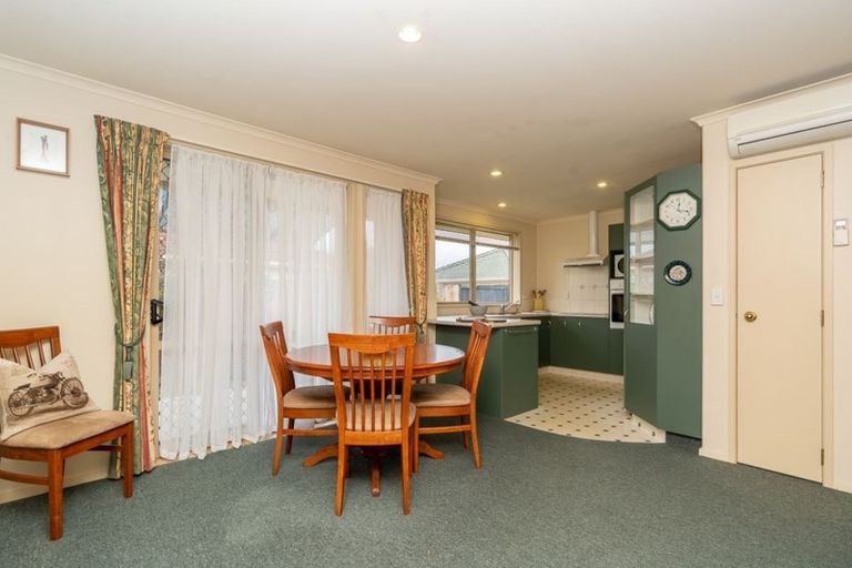 Photo of property in 24 Gardenia Close, Melville, Hamilton, 3206