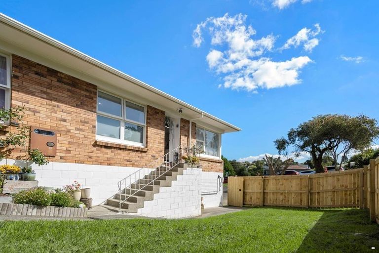 Photo of property in 1/40 Cheval Drive, Totara Vale, Auckland, 0629