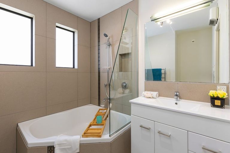 Photo of property in 19 Keating Rise, Northcross, Auckland, 0632