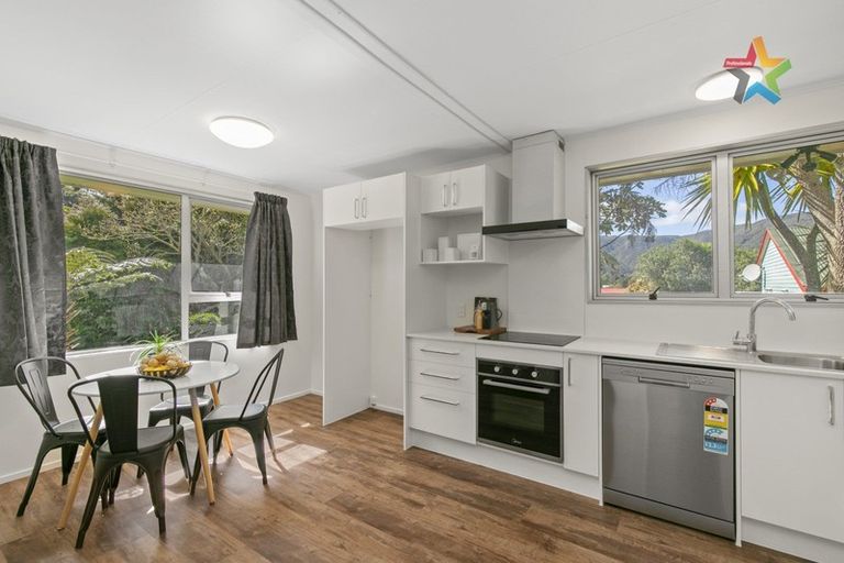 Photo of property in 6 Waipuna Grove, Stokes Valley, Lower Hutt, 5019