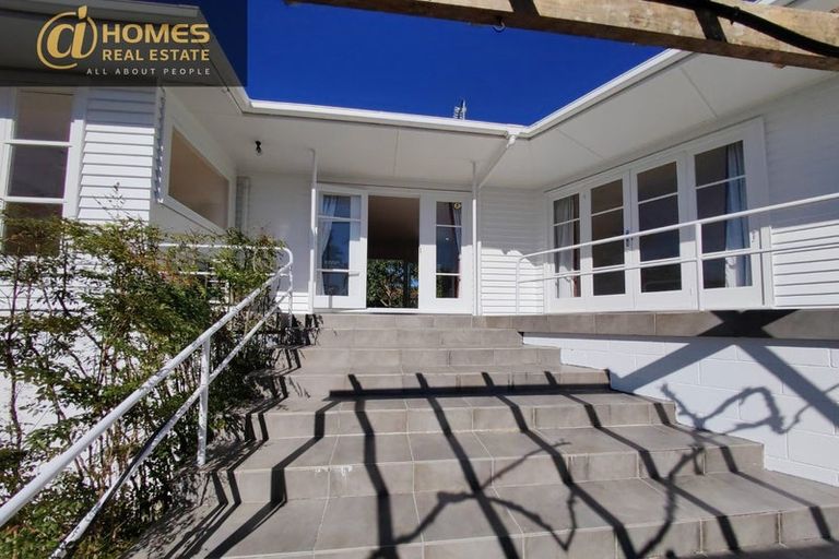 Photo of property in 35 Schnapper Rock Road, Greenhithe, Auckland, 0632
