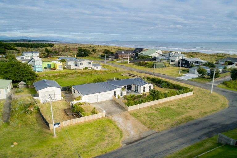 Photo of property in 31 Marine Parade South, Foxton Beach, Foxton, 4815