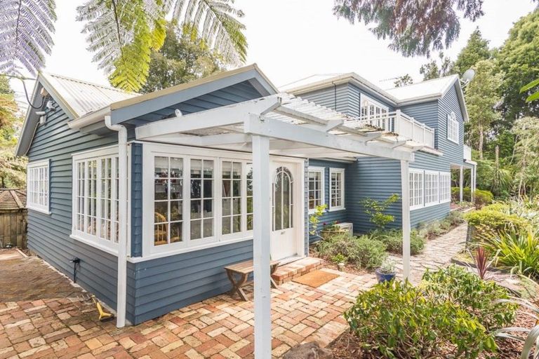 Photo of property in 467 Scenic Drive, Waiatarua, Auckland, 0612