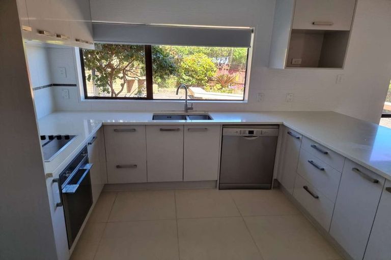 Photo of property in 47 Dalwhinnie Parade, Highland Park, Auckland, 2010