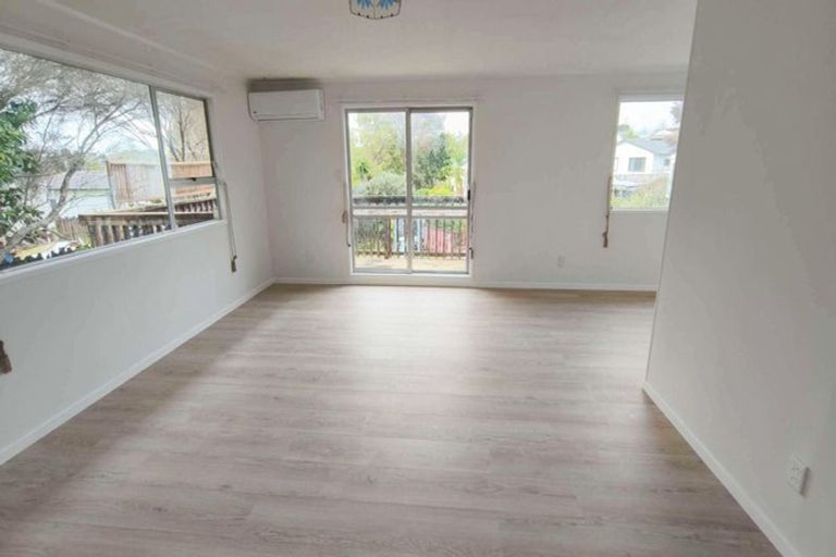 Photo of property in 10 Mile Place, Henderson, Auckland, 0612