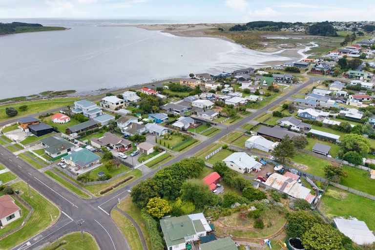 Photo of property in 21 Shortt Street, Foxton Beach, Foxton, 4815