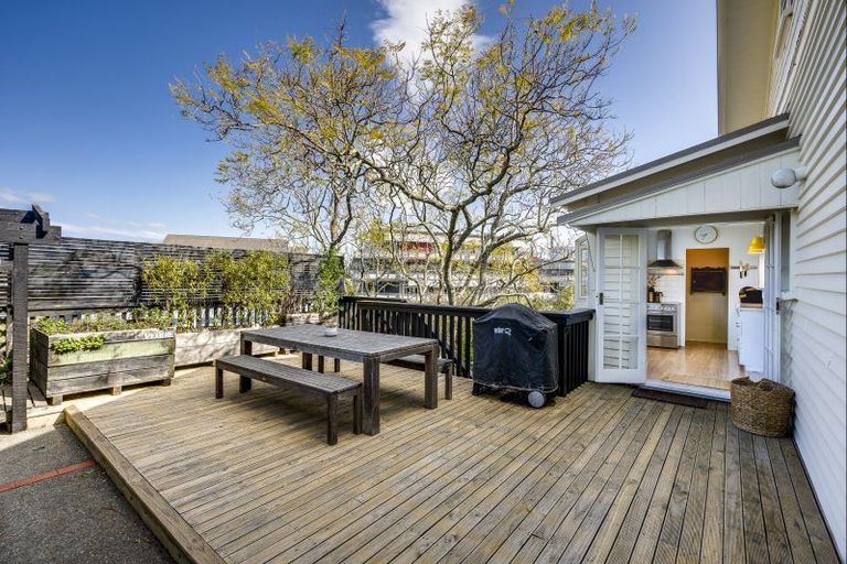 Photo of property in 18 Gladstone Road, Bluff Hill, Napier, 4110