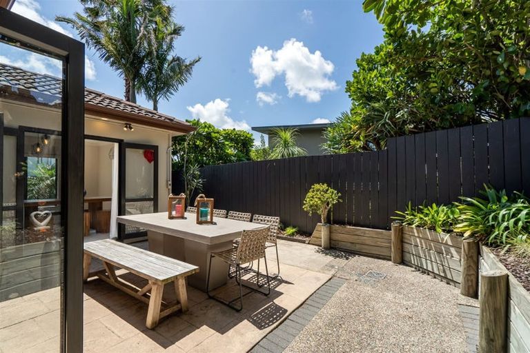 Photo of property in 8a Lupetti Rise, West Harbour, Auckland, 0618