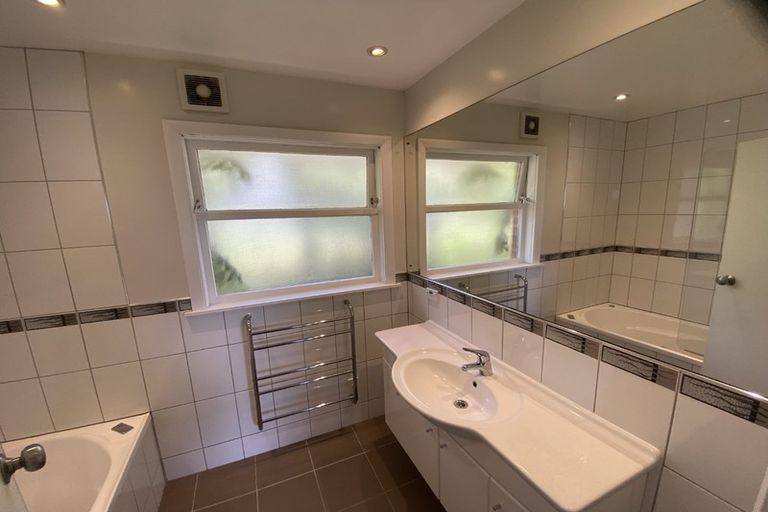 Photo of property in 37 Huntleigh Park Way, Ngaio, Wellington, 6035