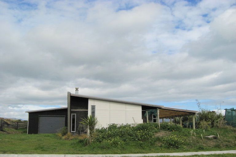 Photo of property in 10 Sand Dune Grove, Waikawa Beach, Manakau, 5573