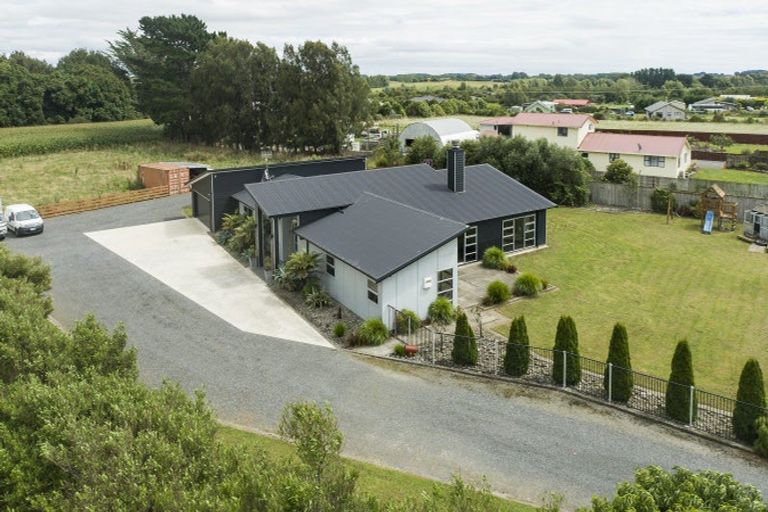 Photo of property in 51 Waikawa Beach Road, Manakau, Levin, 5573