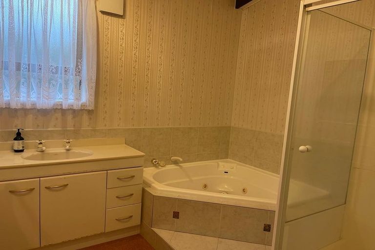 Photo of property in 17 Waller Avenue, Bucklands Beach, Auckland, 2012