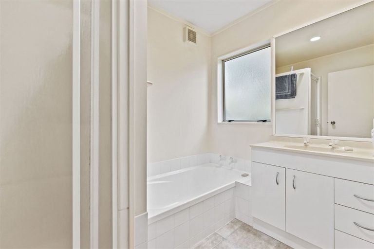 Photo of property in 2/30 Sunset Road, Unsworth Heights, Auckland, 0632